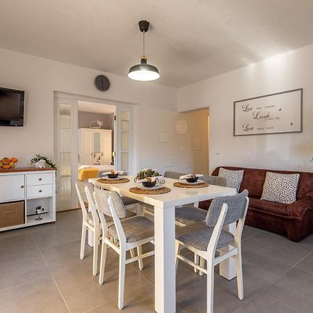 Apartment Bo&Dy With Private Pool โรกอซนิซา ภายนอก รูปภาพ
