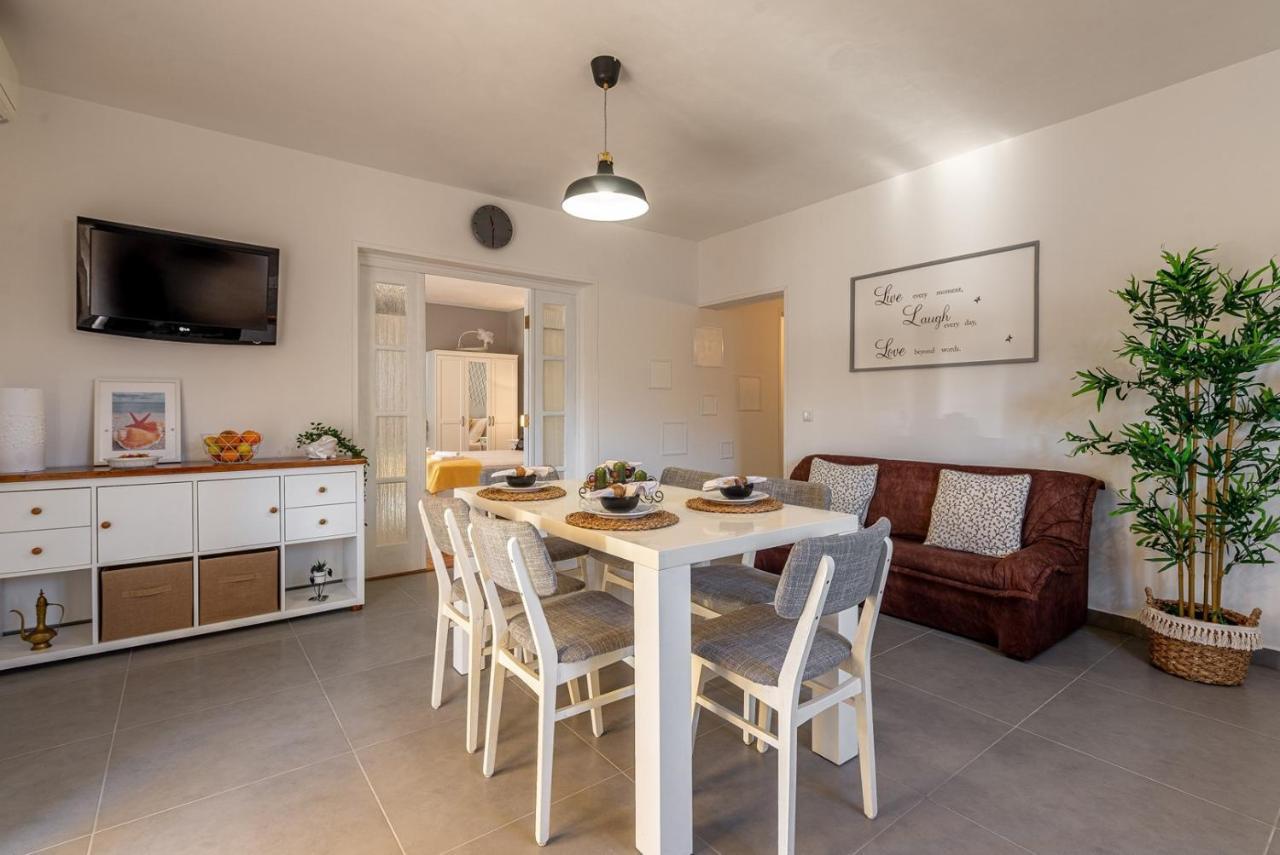 Apartment Bo&Dy With Private Pool โรกอซนิซา ภายนอก รูปภาพ