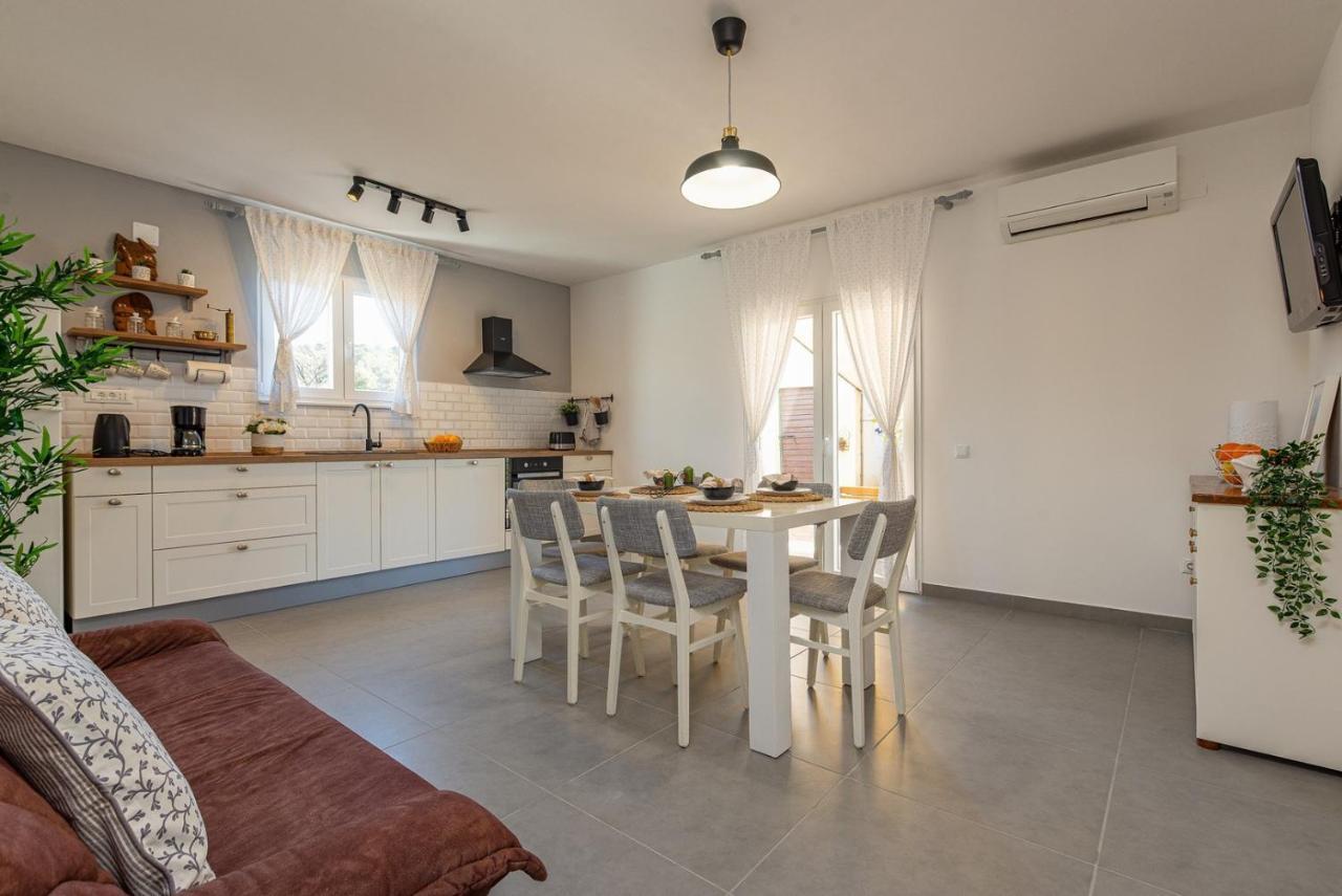 Apartment Bo&Dy With Private Pool โรกอซนิซา ภายนอก รูปภาพ